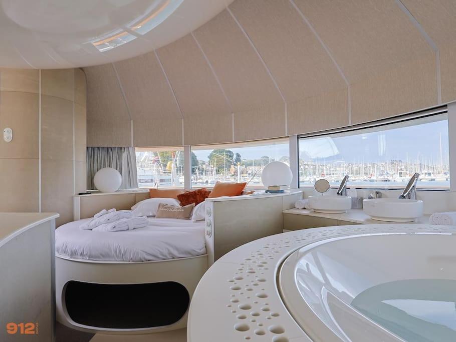 Anthenea Suite Hoteliere Flottante Perros-Guirec Exteriör bild